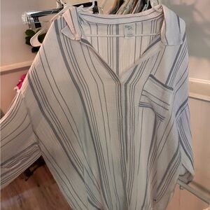 Kona Sol White and Gray Oversized Notched Collar Blouse